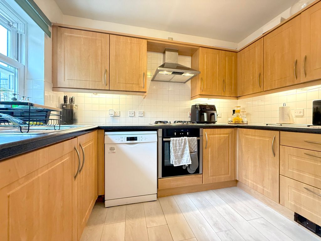 Property photo 3 of 10 Kitchen