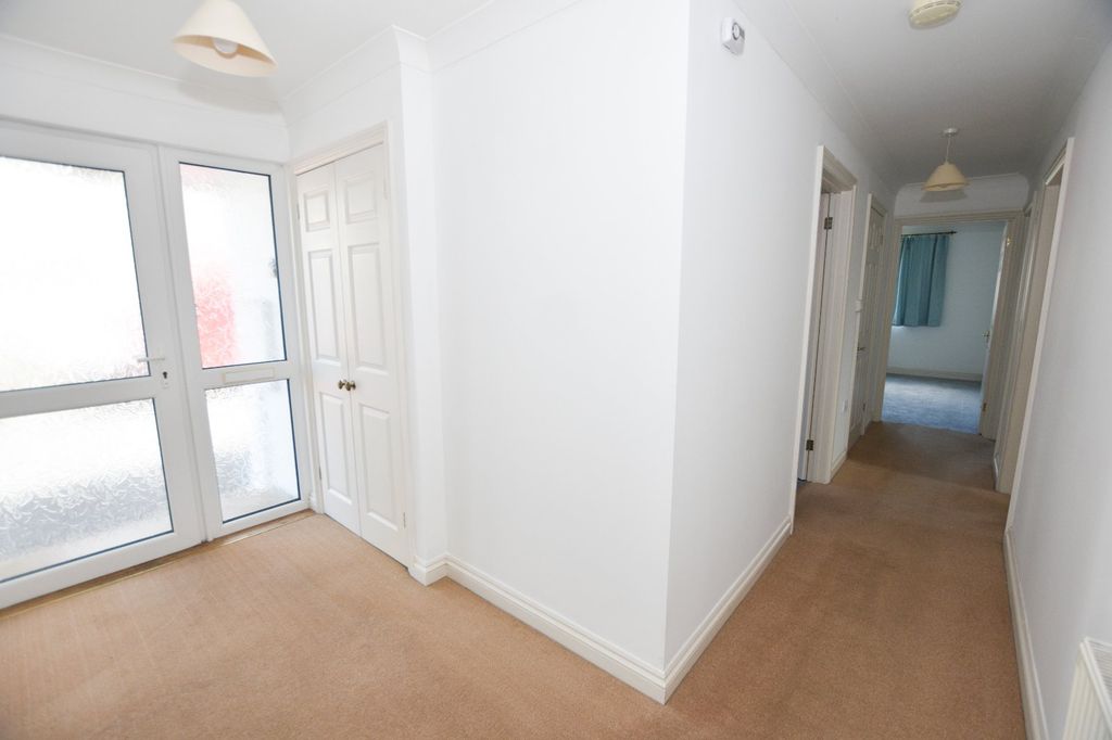 Property photo 2 of 18 Hallway