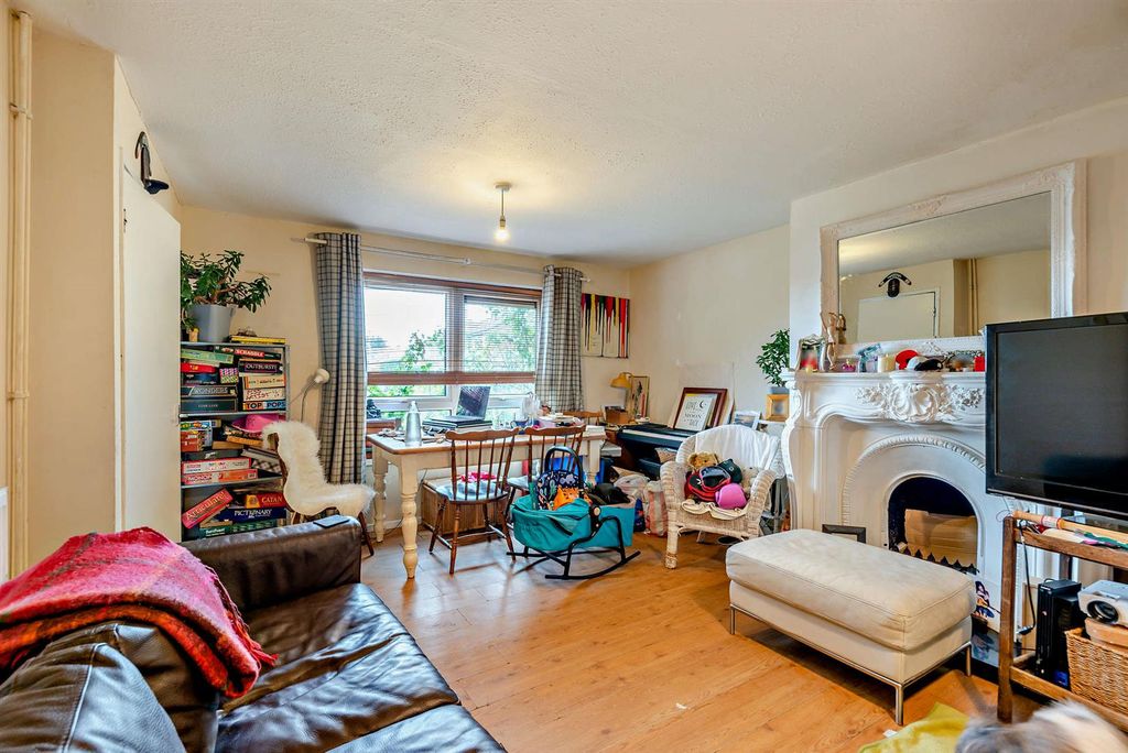 Property photo 2 of 7 8668620-Interior01-800.Jpg