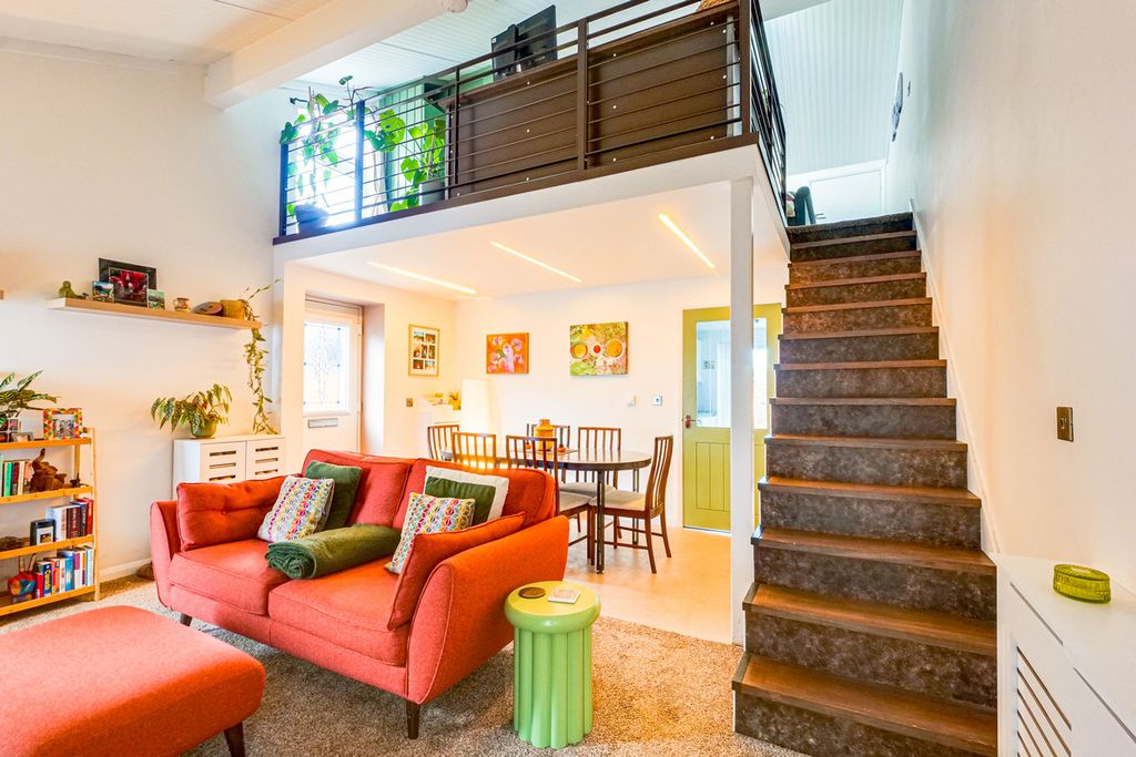 Property photo 2 of 27