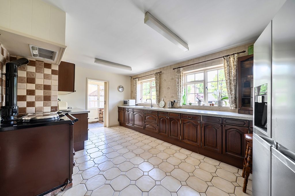 Property photo 3 of 8 Kitchen