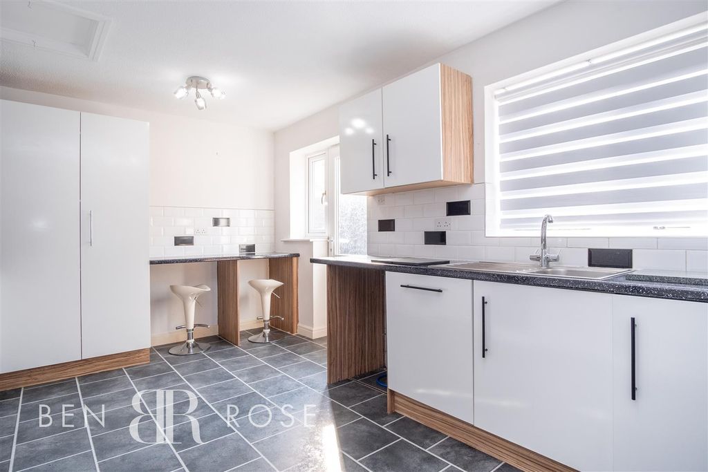 Property photo 3 of 22 Kitchen/Breakfats Room