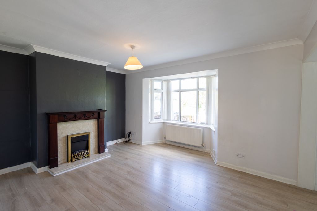 Property photo 2 of 27