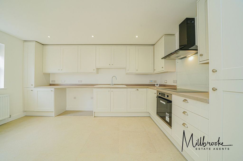 Property photo 2 of 31