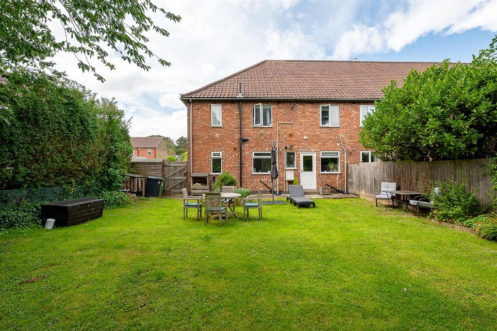 Property photo 1 of 13 Garden 2