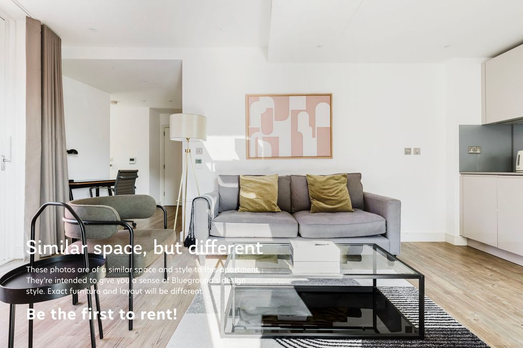 Property photo 3 of 18 Living Room