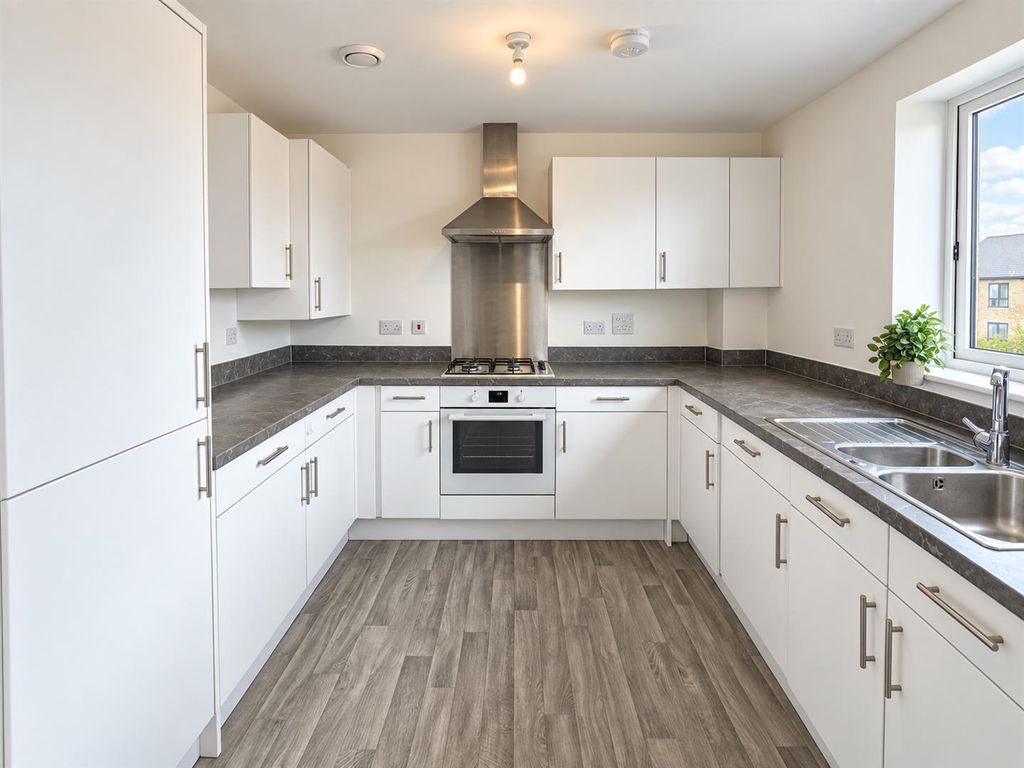 Property photo 2 of 6 Kitchen