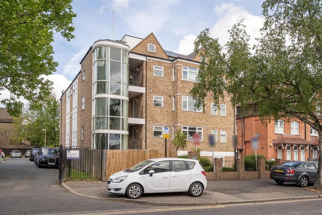 Property photo 1 of 22 Hermon Hill, E11