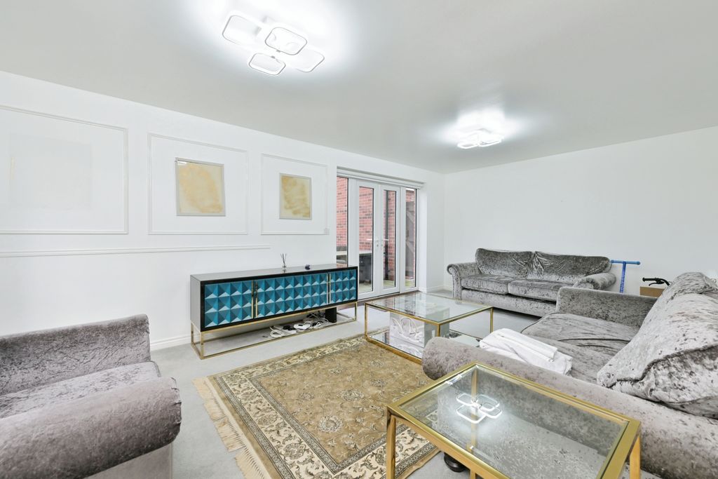 Property photo 3 of 17 Lounge