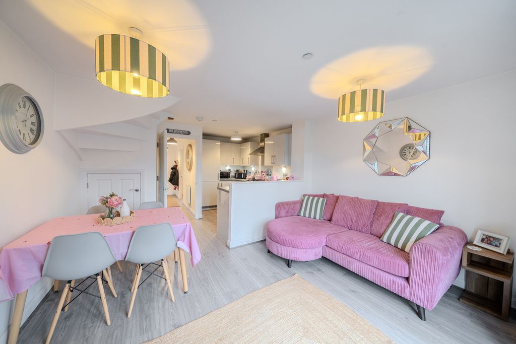 Property photo 3 of 27