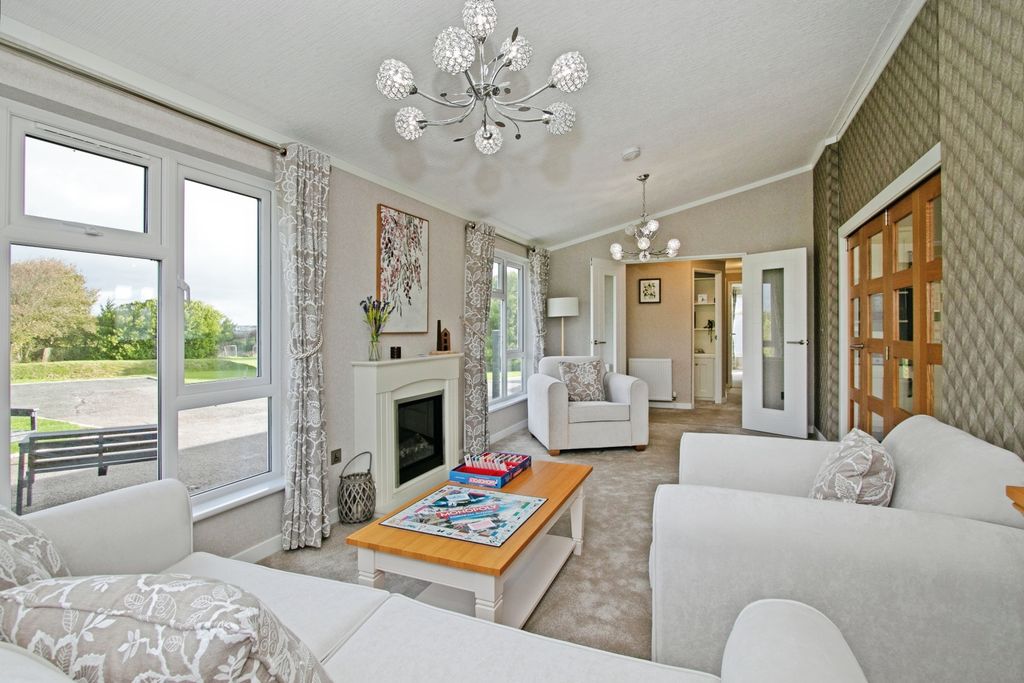 Property photo 3 of 16 Lounge