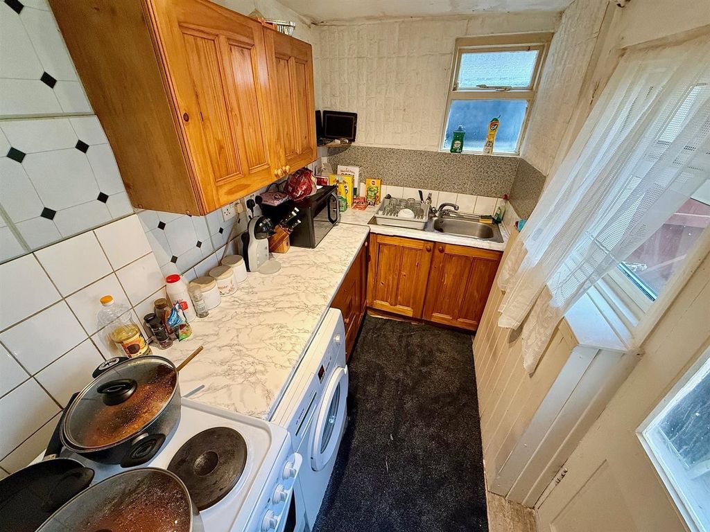 Property photo 2 of 8 Kitchen