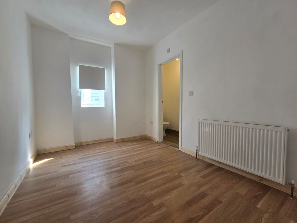Property photo 2 of 6 Bedroom