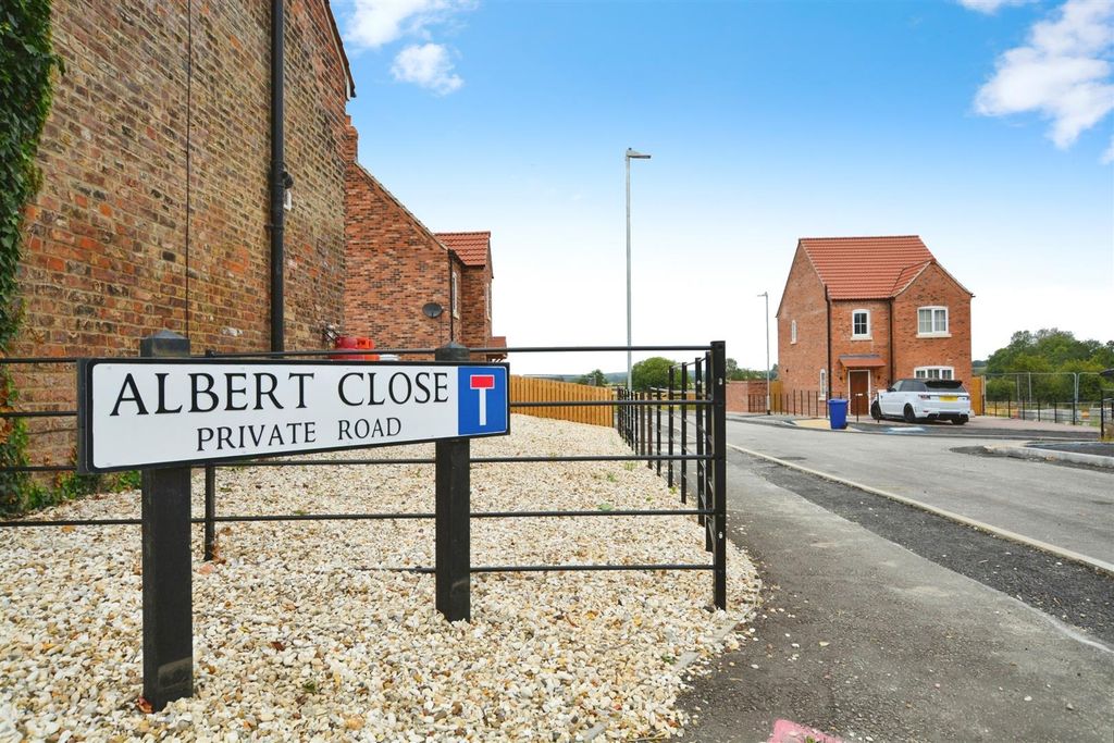 Property photo 3 of 8 Albert Close