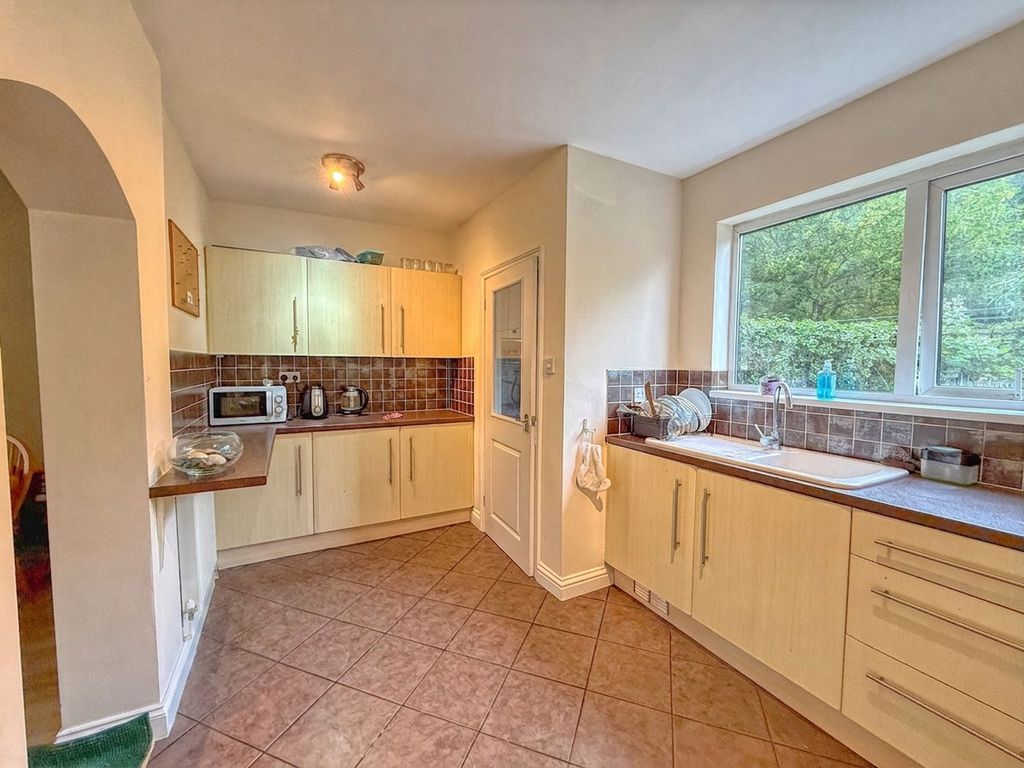 Property photo 3 of 10 Kitchen