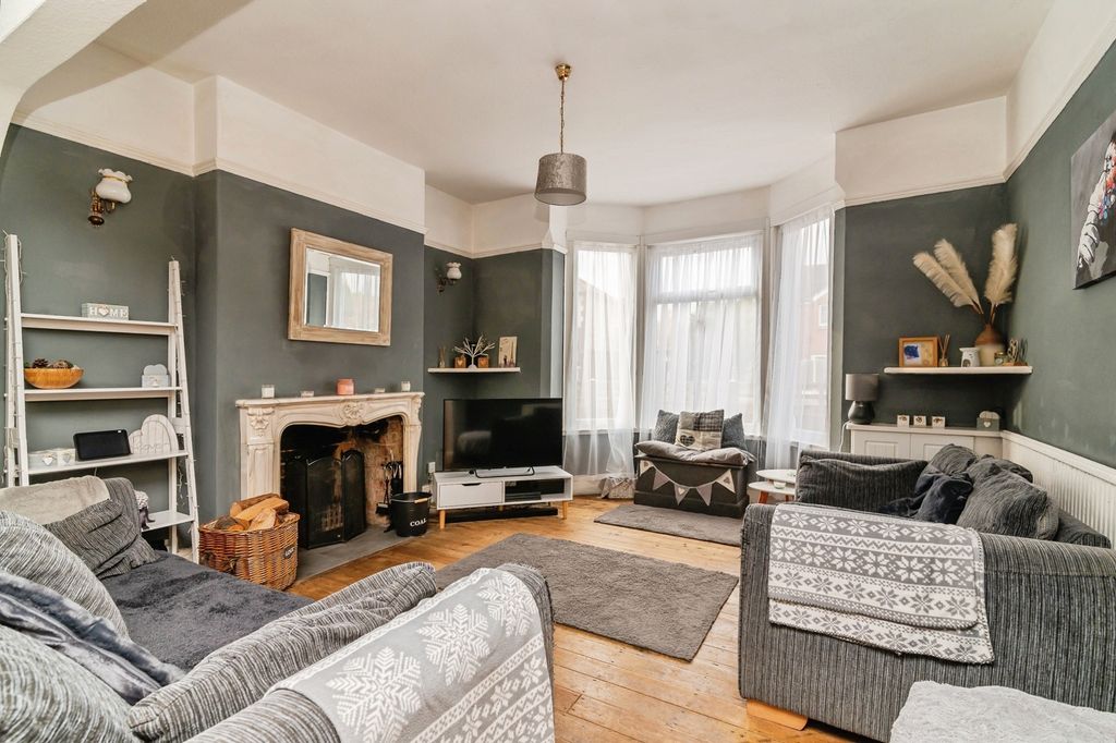 Property photo 2 of 17 Photo