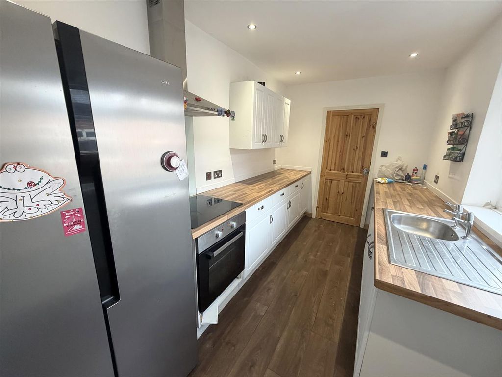 Property photo 3 of 11 Kitchen