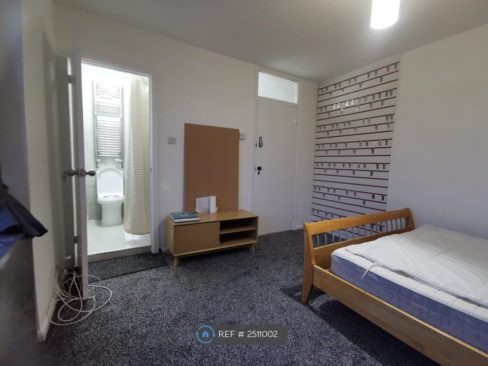 Property photo 1 of 7 Ensuite - Master