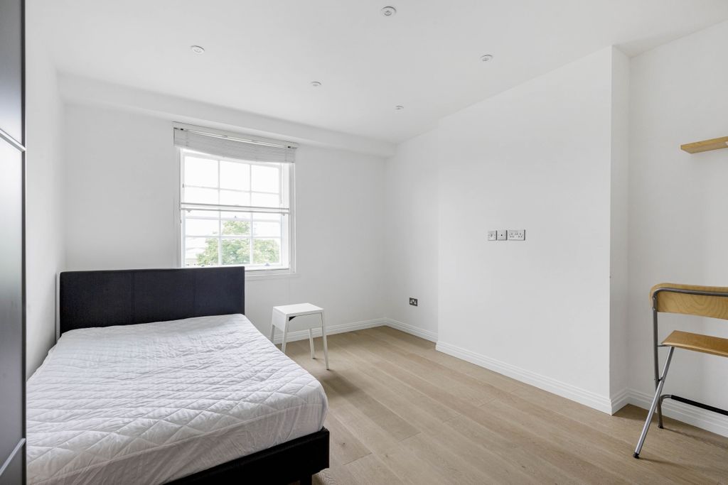 Property photo 3 of 6 Bedroom