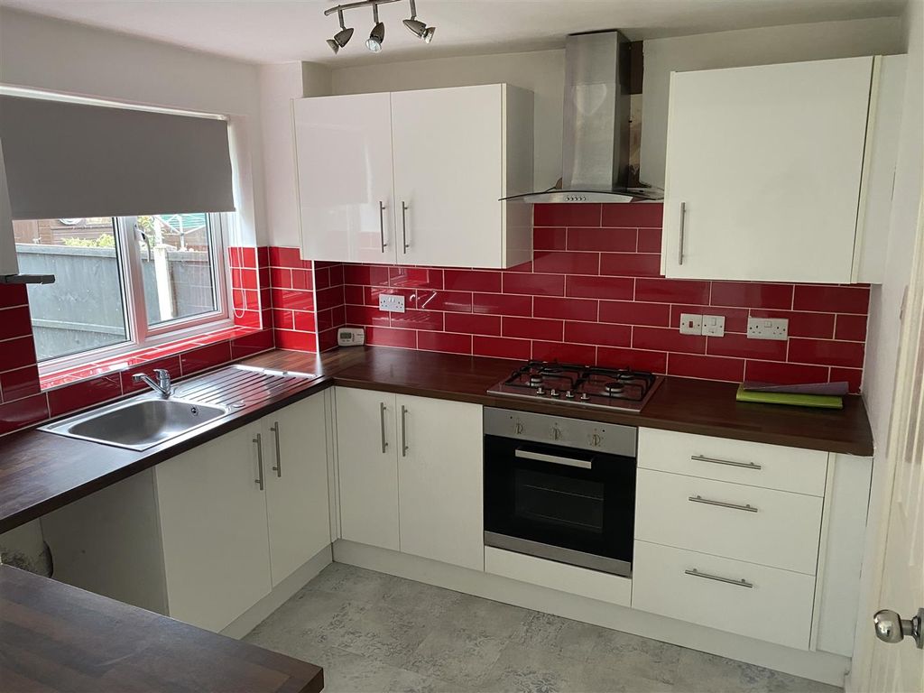 Property photo 3 of 9 Kitchen