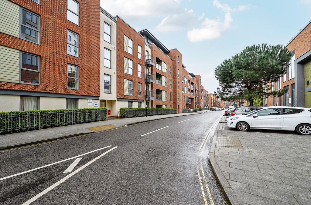 Property photo 1 of 9 1397711-1-696643E...