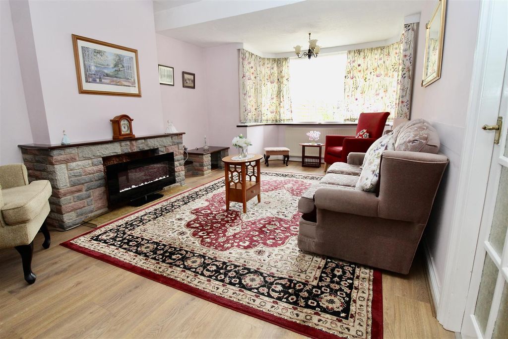 Property photo 2 of 29 Extended Lounge