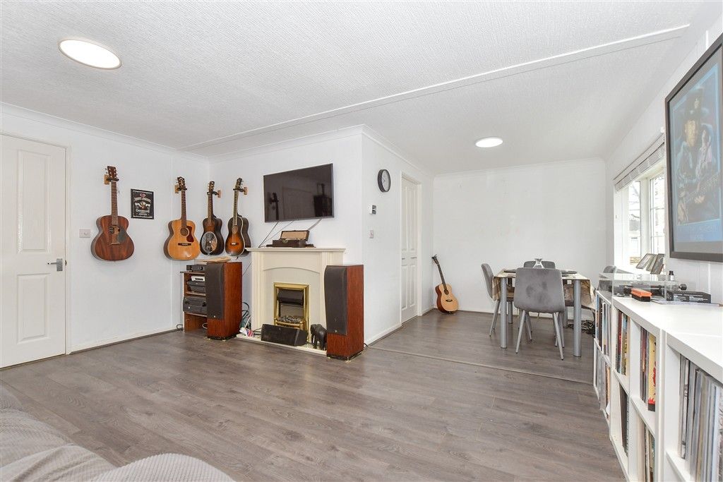 Property photo 3 of 9 Lounge