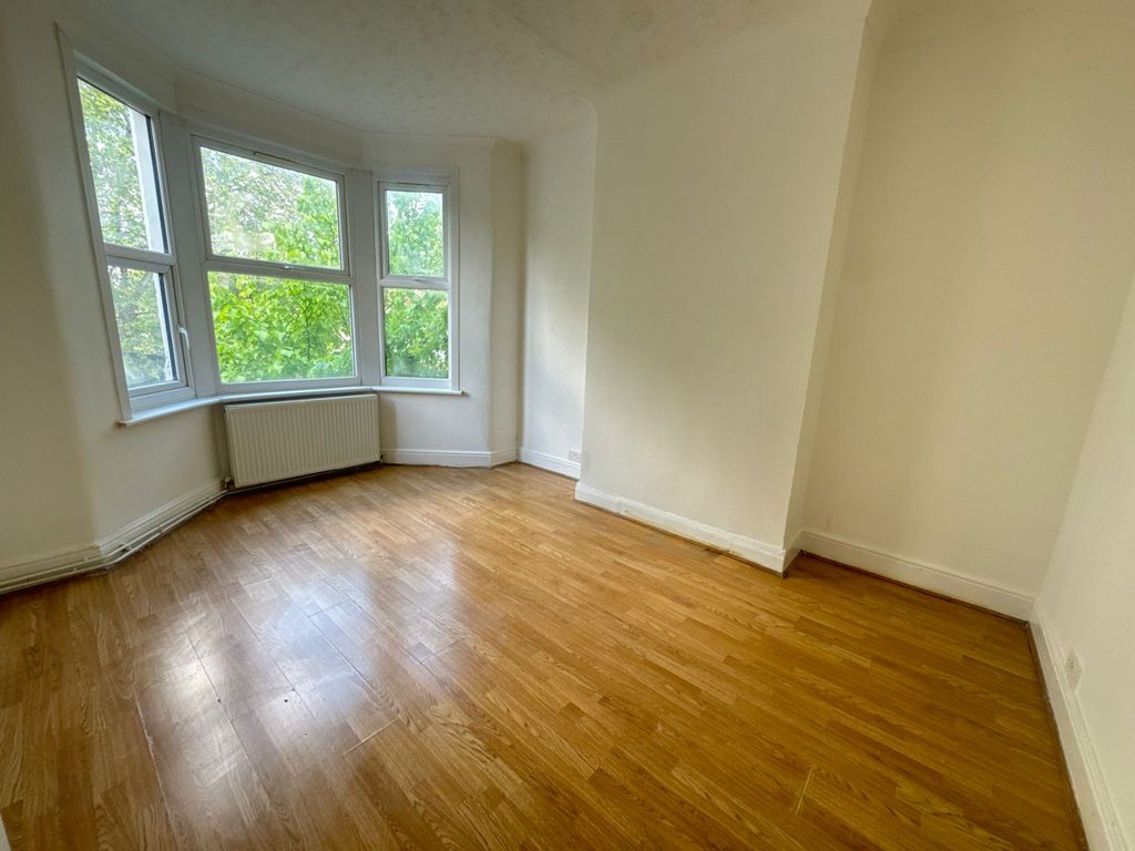 Property photo 1 of 9 3-Bedroom Flat Near Leyton