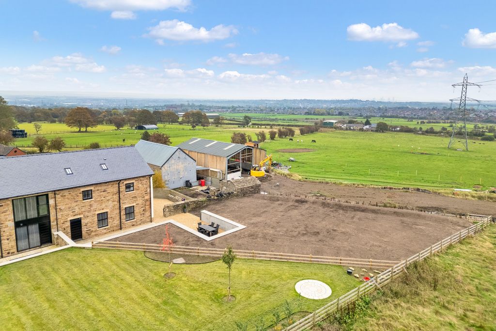 Property photo 3 of 58 Photograph 68