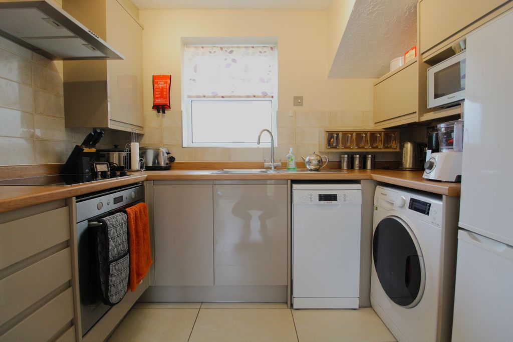 Property photo 3 of 10 Kitchen
