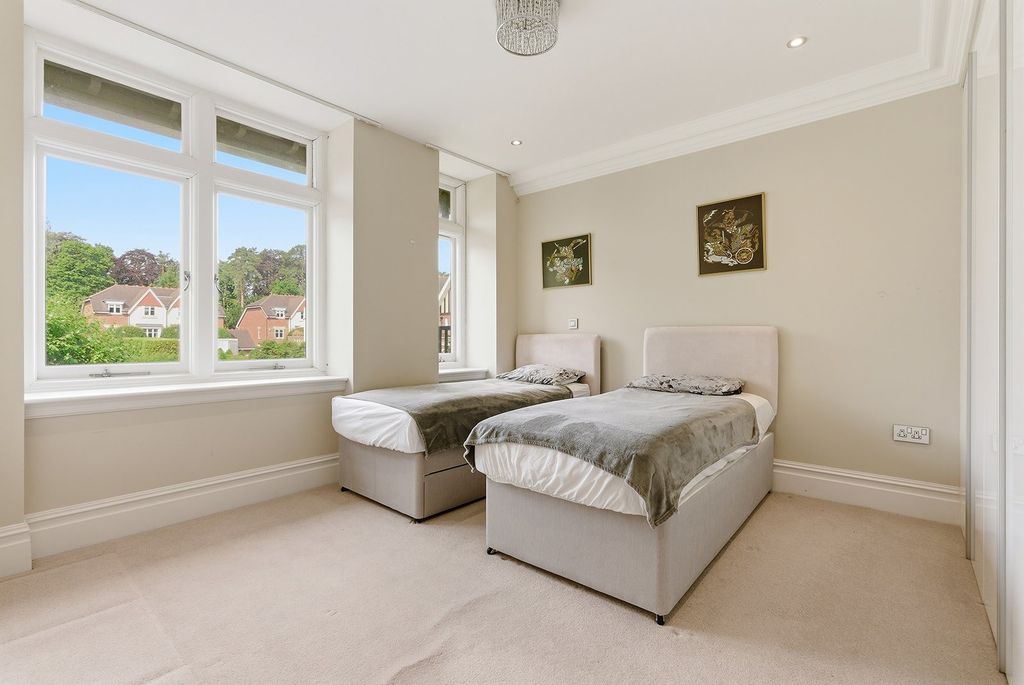 Additional image 16 of 3 bed flat for saleQueen Elizabeth Crescent, Beaconsfield, Buckinghamshire HP9