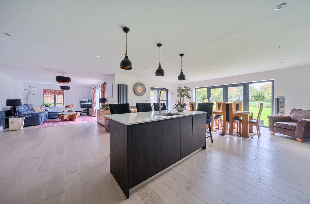 Property photo 2 of 15 1373467-12-690B58...