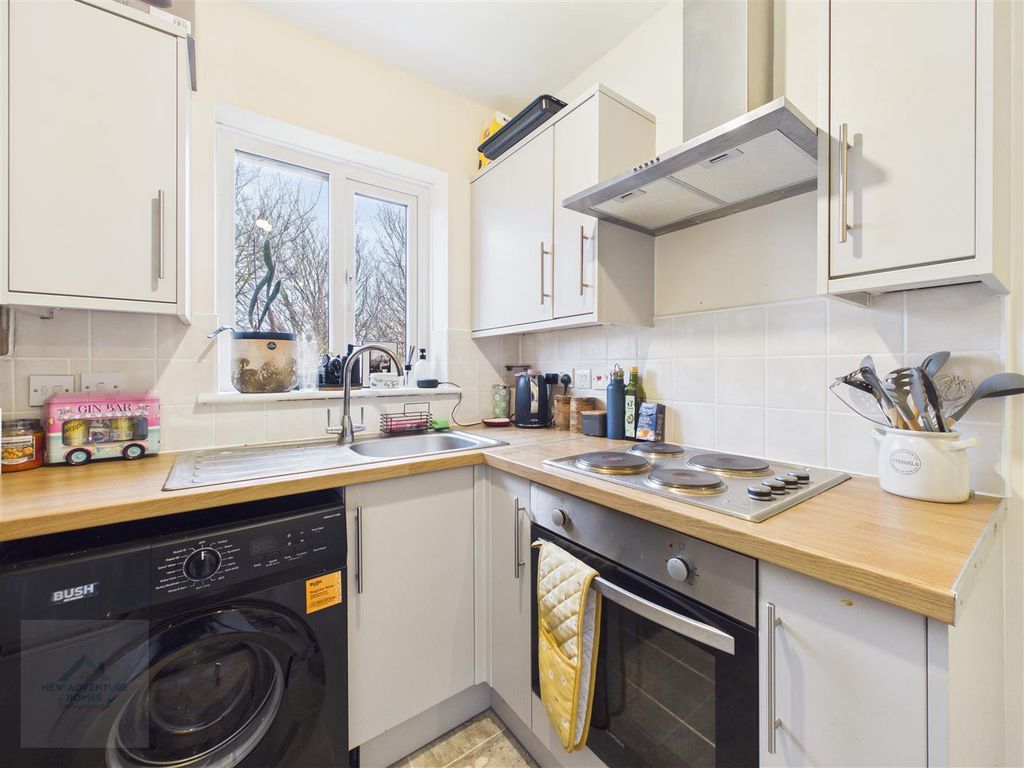 Property photo 3 of 9 Kitchen