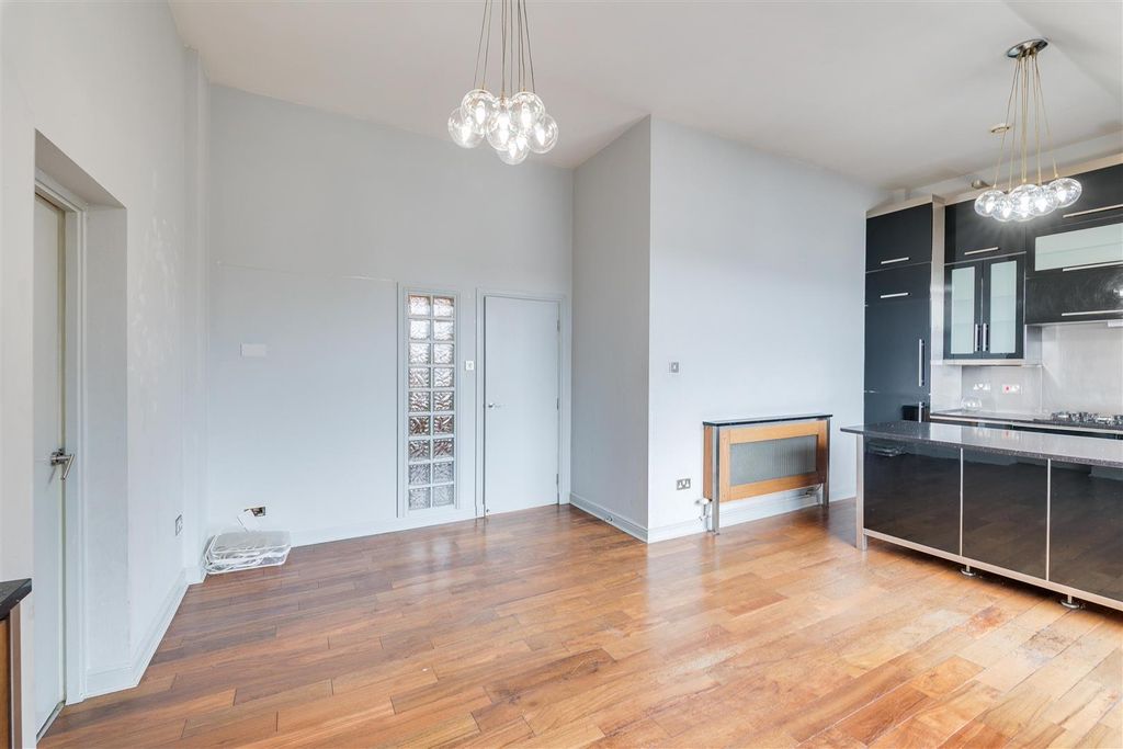 Property photo 3 of 19 Apartment 14, 22 Sir Thomas Street_6.Jpg