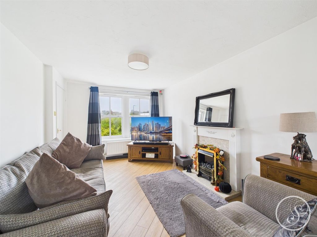 Property photo 3 of 16 Lounge