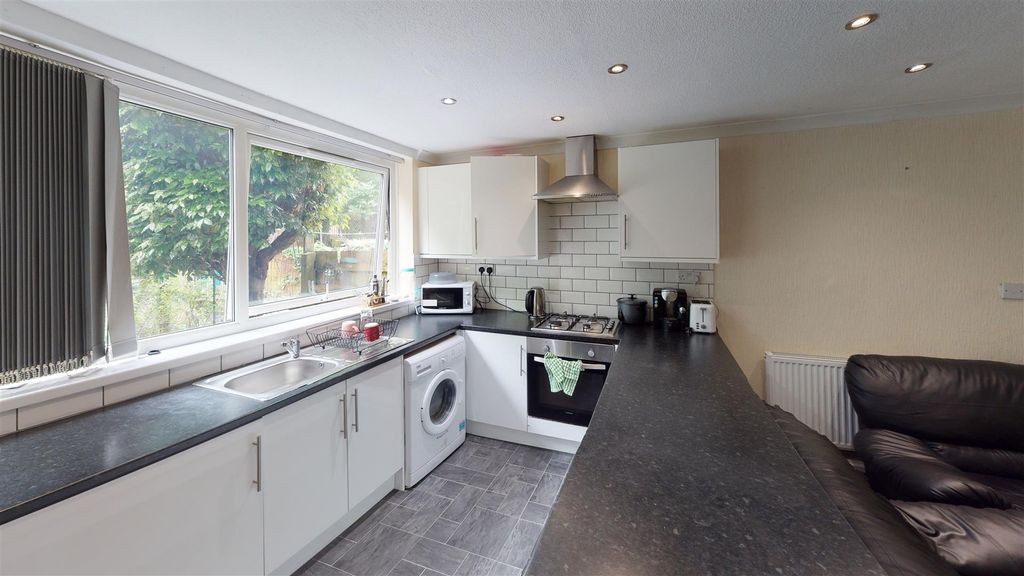Property photo 1 of 10 Kitching/ Living Room