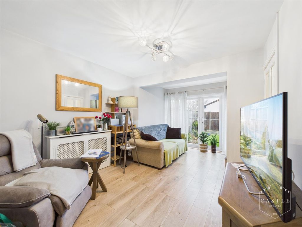 Property photo 3 of 13 Lounge