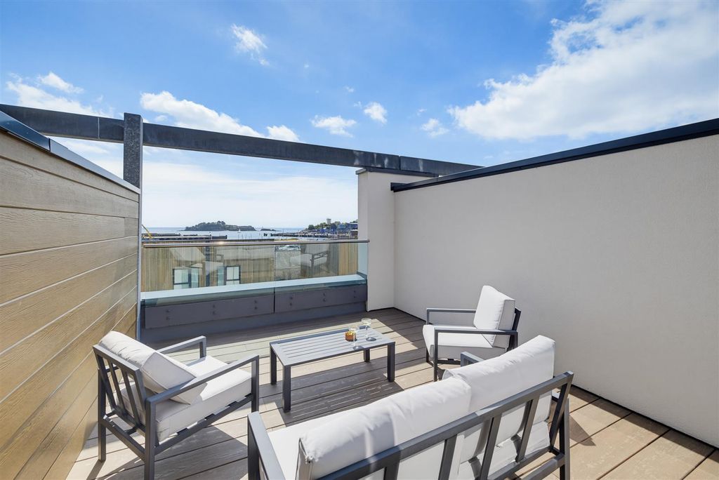 Property photo 3 of 27 Roof Terrace