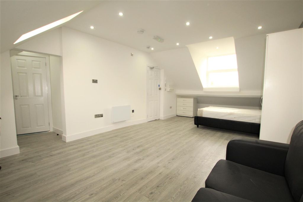 Property photo 3 of 8 Bedroom/Lounge