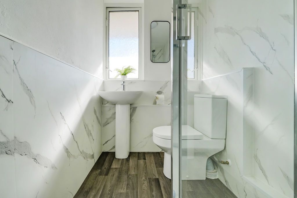 Property photo 1 of 19 Bathroom