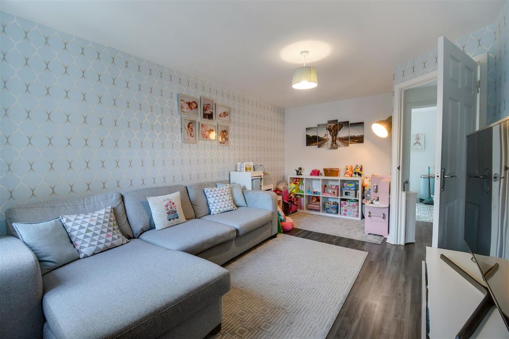 Property photo 2 of 17 Lounge