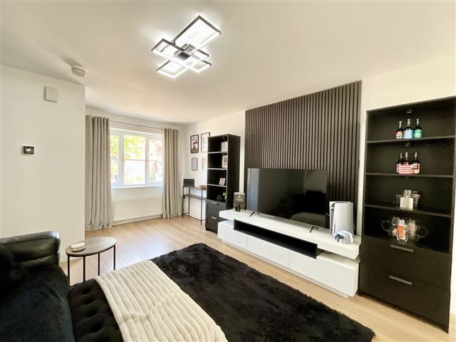 Property photo 3 of 18 Lounge