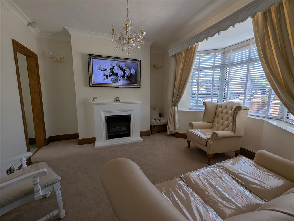 Property photo 3 of 12 Lounge