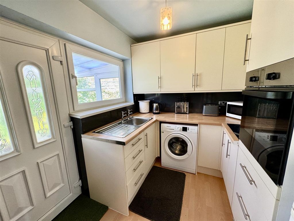 Property photo 3 of 16 Kitchen