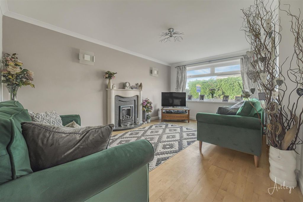 Property photo 2 of 33 Lounge/Dining Room