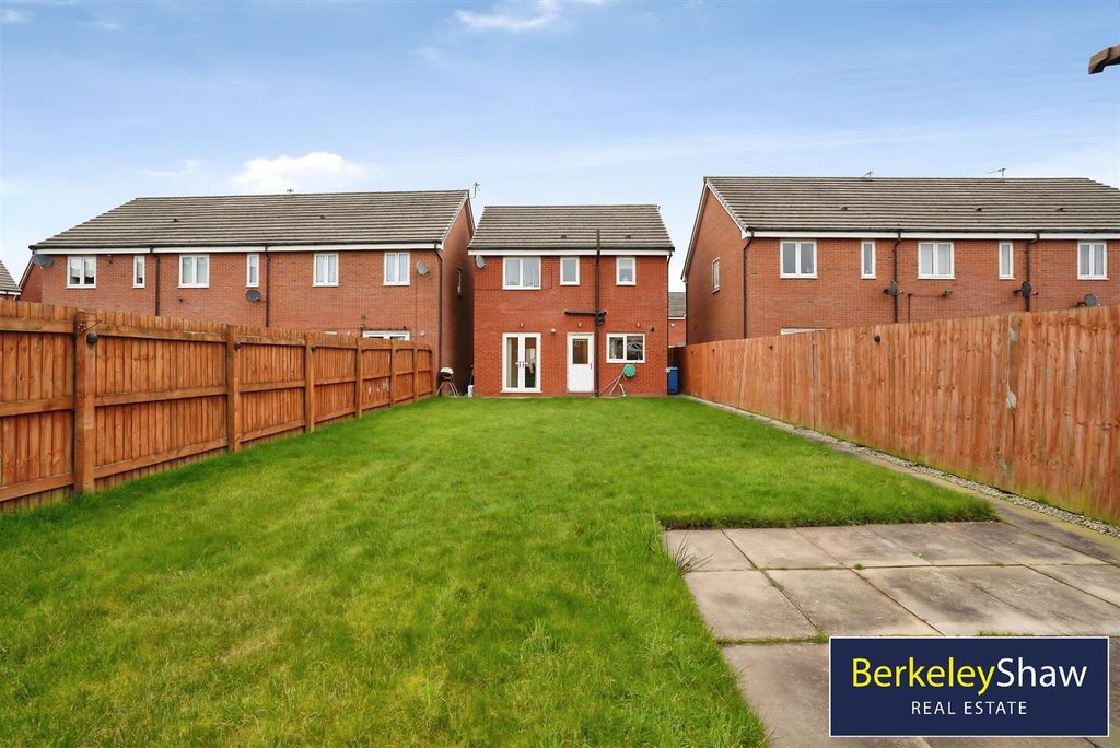 Property photo 2 of 24 Rear Garden (2)