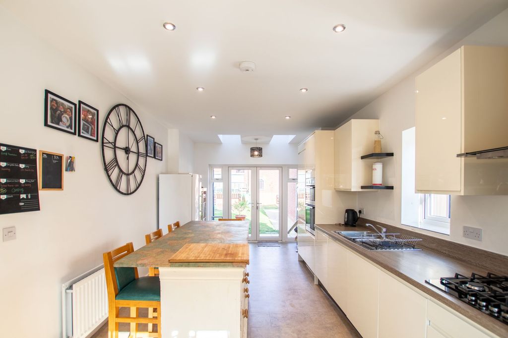 Property photo 2 of 21