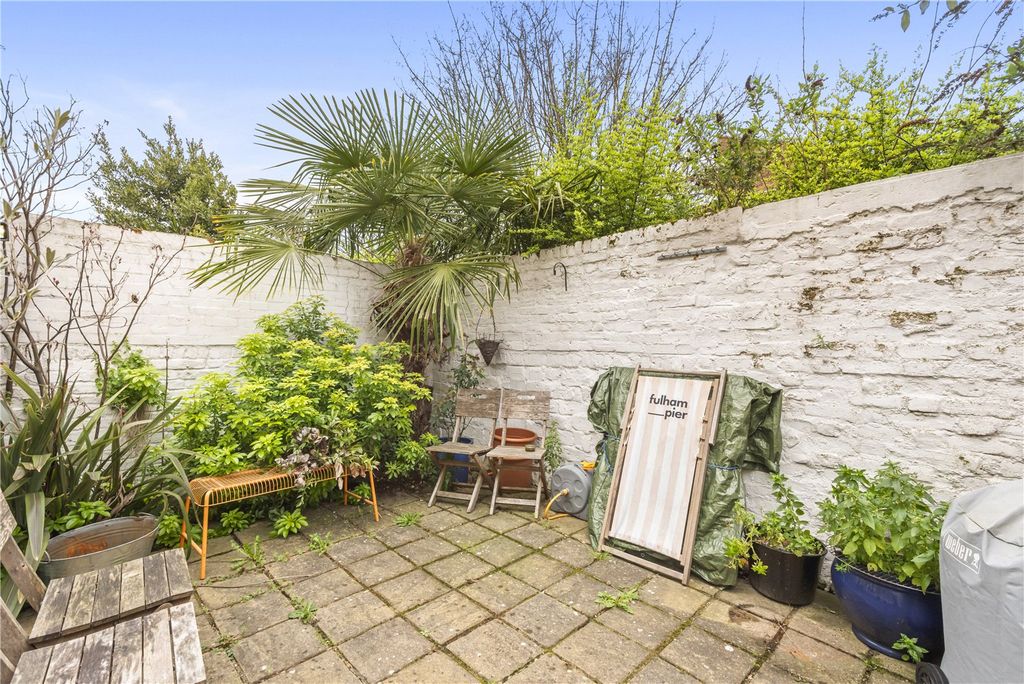 Property photo 3 of 11 Garden/Parking