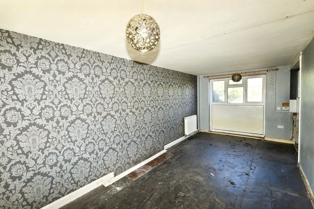 Property photo 2 of 18 177 Tithe Farm Road, Houghton Regis, Dunstable, Bedfordshire, Lu5 5Jf