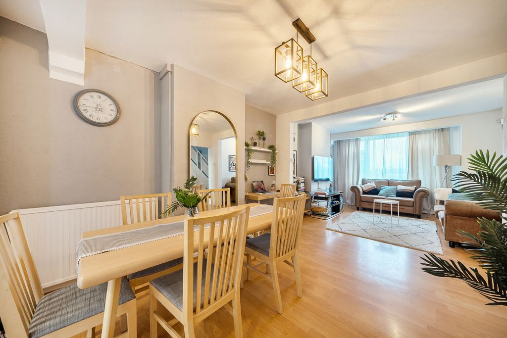 Property photo 3 of 21 Through Lounge